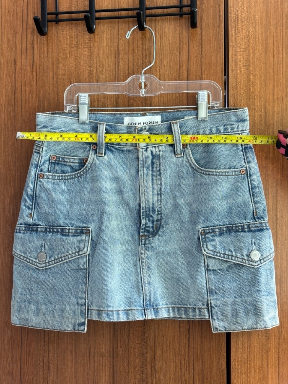 Aritzia Denim Forum The '90s Mid-Rise Cargo Mini Skirt Light Wash - Size 24 - Picture 7 of 16
